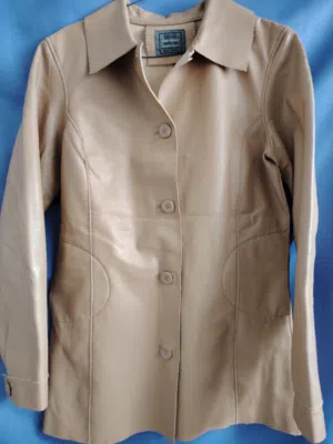 جاكيت جلد من تركيا لون بيج مقاس M /وفرو نمر يتناسب معه للبيع معاً أو بشكل منفرد