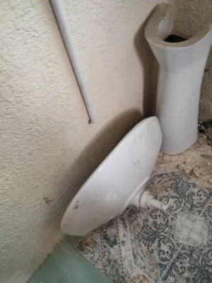 مغسلة مستعملة مافيها شيء للبيع