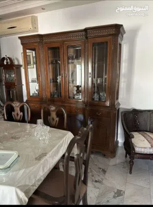 طقم سفره. +بيرو من الطراز القديم والسفره