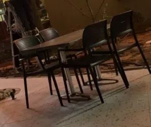 للبيع عدد29 طاولات مع كراسي عدد 125 نضاف جدا  مستعملين اقل من شهرين نضاف.