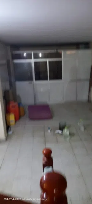 شقه الدور الاوال خلف جامع بوشعاله 2 غرف وممر حمام مطبخ