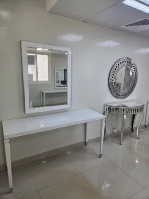 طاولة استقبال وتسريحة