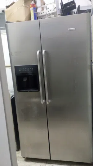 ثلاجه بابين نظيفه بالكامل وممتازه جدا(Philco)قابل للتفاوض