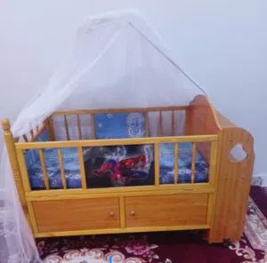 للبيع سرير أطفال وعربه اطفال وسيارة اطفال