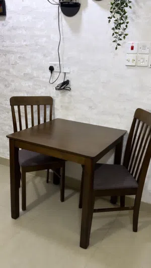 طاولة طعام شبه جديدة