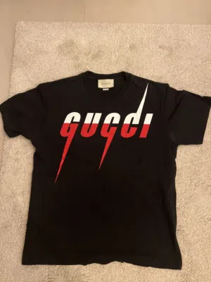 ملابس ماركات اوروبية ( LV - FENDI - GUCCI ) شرط اصلية بحالة ممتازة