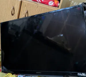 شاشة سوني 32 بوصة بحاجة لصيانة بدها ليدات معها شاحن اصلي وريموت اصلي للبيع 25د ضاحية الأمير حسن