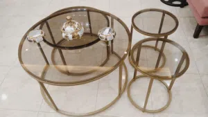 طاولات وسط تفصيل كلو مع زجاج سكاريت دهان لو ذهبي فاتح 2 حجم كبير و 2 حجو صغير