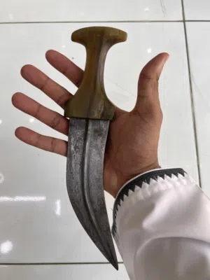 قرن زراف هندي مع نصلة ديمشقية حديد الجوهر