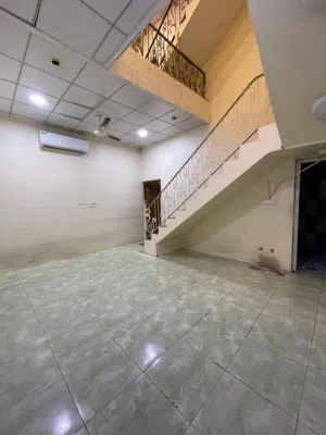 بيت ع شارع تجاري للأيجار
