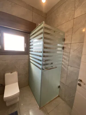 فني تركيب زجاج ومريات