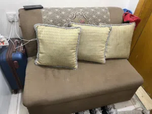 كنبة صغيرة بحالة ممتازة + ايس بوكس كبير