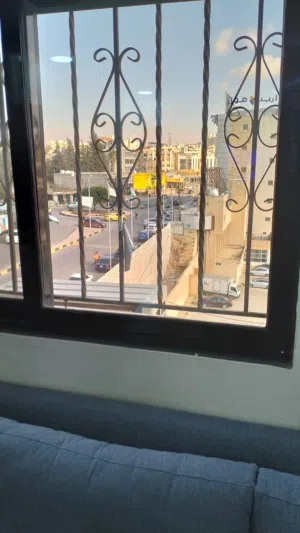 شقة للبيع بجانب اربد مول القديم عالشارع الرئيسي
