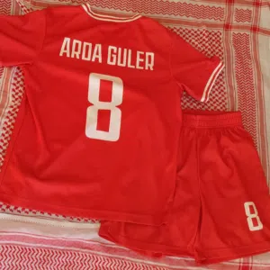 بلوزه منتخب تركيا اللاعب اردوغلير السعر 15 دينار