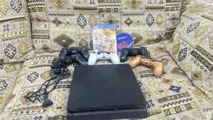 للبيع سوني 4 نظييييف ون تيرا بسعر لقطه يجي مع جميييع ملحقاته ومع 4 يدات اصليه ووحده مو اصليه لقطه