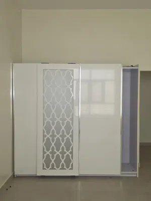 خزانة ملابس مستعملة