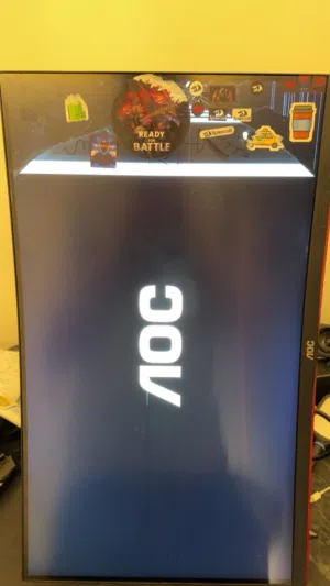 شاشة من شركةAoc فيها كسر بسيط