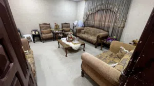 طقم كنب مستعمل مكون من 9 مقاعد بحالة جيدة