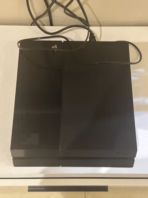 للبيع سوني فور مهكر فيه العاب ps1-ps2 و ps4 مع جهاز نظيف