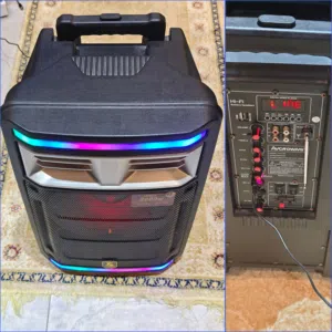 للبيع سماعة تشبك بلوتوث حجم كبير وصوتها قوي شبه جديدة