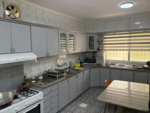 مطبخ لاتيه وفرومايكا إيطالي بحاله الجديد