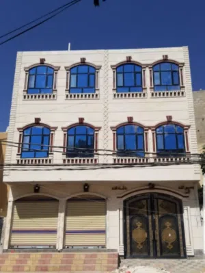 للبيع عماره 3 لبن حر معمد دورين والثالث للسقف في كل دور شقه كبيره وفتحتين وقراش على شارع 16 وش