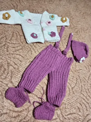 طقم صوف نسيج يدوي بناتي............. بسعر مغري...........