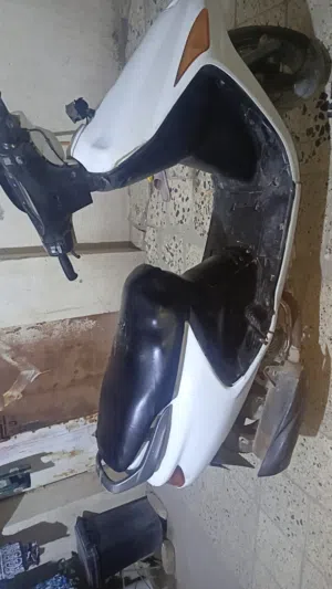 سلام عليكم فراشه فحل دراجه كامله مكمله كلشي مابيها ونضافه فول مبدل فقط زنجيل بيهه فقطط
