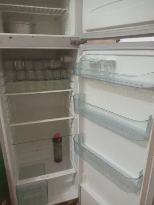 ثلاجة مستعمل نضيف مابيهة عطل حجم وسط
