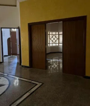 بيت للايجار بأربع شوارع على شارع 20 متر