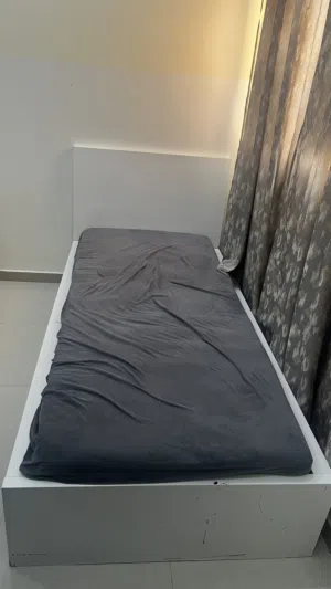 سرير شخص واحد من ايكيا مستعمل مع درج متحرك تحته