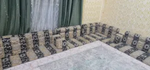 جلسه عربي نضيفه كلش جديده مع البرده طولها 10 متر خمس مساند وخمس منادر