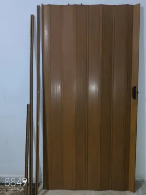باب سحاب أكورديون PVC بحالة ممتازة (لون خشبي) عدد 2 سعر الباب الواحد 15