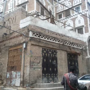 بيت حر شعبي في قلب امانة العاصمة باربع فتحات تجارية