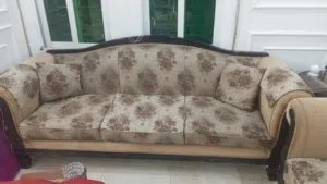 كنب كلاسيكي فخم للبيع بحالة جيدة جدا