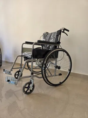 كرسي متحرك طبي متعدد الوظائف (كرسي حركة + كرسي حمام مدمج). wheelchair