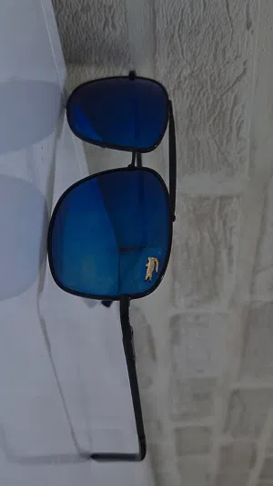 نظاره زرقاء اللون من شركه لاكوست