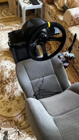 للبيع دركسون نظيف جدا Thrustmaster T300 RS