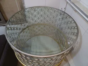 للبيع اربع طاولات للبيع واثنين دولاب الدولاب دفعه واحده