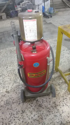 ماكينة شفط زيوت سيارات بحاله جيده شبه جديده تشتغل بالهواء بتجريب سيارات بنزينه ونافطه ايطاليه