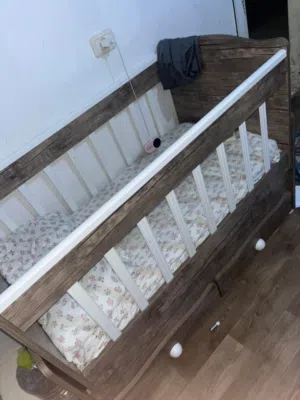 سرير اطفال بفراشه شبه جديد