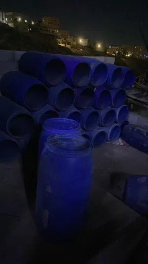 براميل بلاستك مع غطاء وخاليات من الداخل من اي مواد