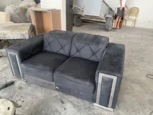 كنبة ثنائية (شخصين) بتصميم مودرن - لون رمادي غامق/أسود مع إطارات ستيل.