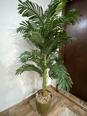 طاولة قهوه وسط وشجره صناعيه Coffee table in the middle of an artificial tree