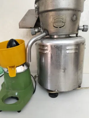 عصاره جزر صناعيه اكبر حجم و عصاره برتقال