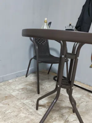 طاوله جديده مع كراسي اثنين استعمال أقل من شهر وزن خفيف سهله التنقل