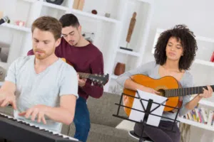معلم موسيقى  بيانو جيتار عود طبله اورغ
