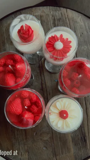 شموع علي شكلك حلويات يطلع ريحة التوت والفراولة المنعشه وشمع علي شكل دبدوب جميل جدا فقط علي 15