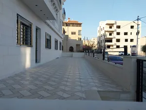 شقه في تلاع العلي 180م وتراس 70م بسعر مغري