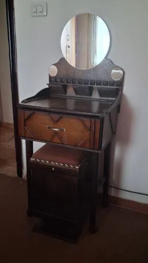 مكتب وتسريحه